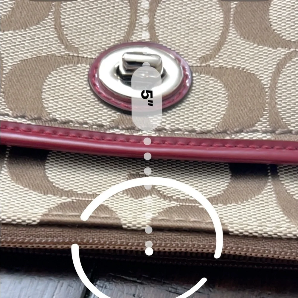 Coach wristlet with pink details! In good condition!